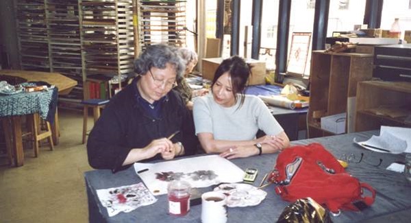 Mai en atelier de peinture chinoise avec son maitre PENG KEH MING