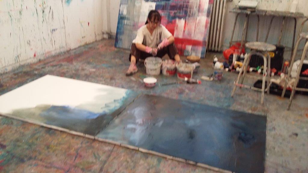 L'artiste peintre Mai dans son atelier oeuvres abstraites 